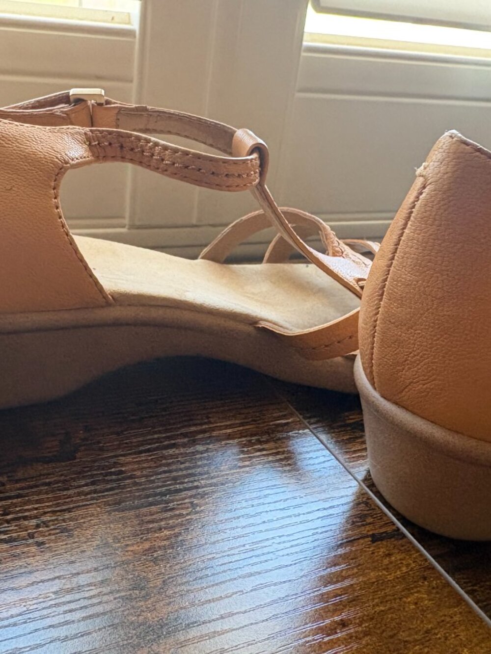 Easy Spirit Tan T-Strap Cap-Toe Sandals (Size 10) - Picture 2 of 6